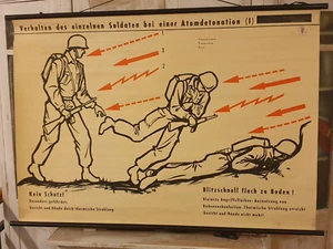 Rollkarte Schulkarte Nato Bundewehr Polizei Verhalten bei Atombombe 1960 Krieg - Bild 1 von 4