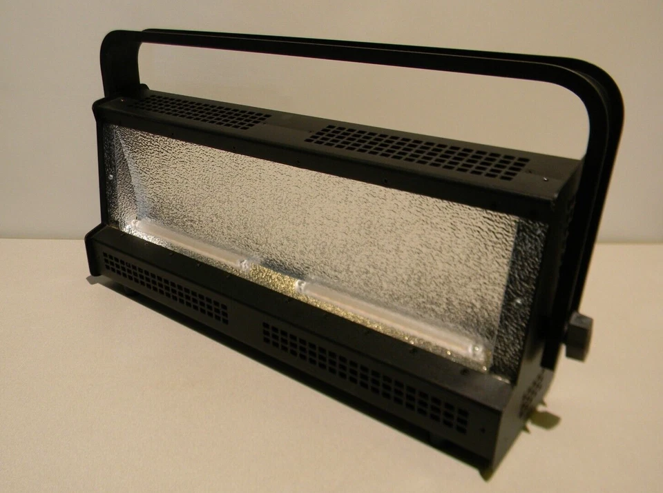 Altman Spectra Cyc 200 RGBA LED Wash Light 7534 Lumens w/Yoke &PowerCON SSCYC200 - Image 1 of 4