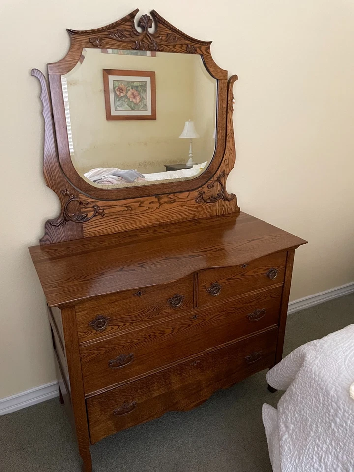 Cómoda antigua de roble con espejo - Excelente estado Foto 1 de 4