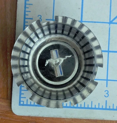 1966 Ford Mustang; Wheel Center Emblem; For Spinner On Standard Wheel Cover — 第 1/2 张图片