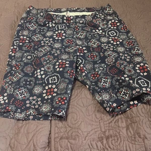 woman within, stretchy floral shorts size 18/20 - Picture 1 of 7