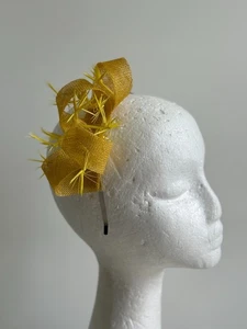 NEW yellow loop fascinator with biot feathers on a silver metal headband! - Foto 1 di 4