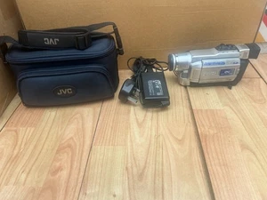 JVC GR-DVL355E MiniDV Camcorder 16x Optical Zoom 2.5" LCD FireWire Digital - Picture 1 of 16