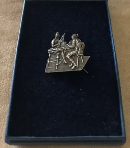 UNUSUAL SMALL VINTAGE/ANTIQUE BROOCH - MEN CHATTING AT AN INN - Picture 1 of 2