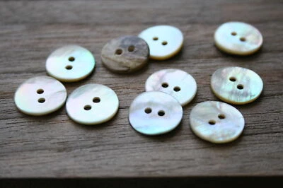 natürliche Perlmuttknöpfe 2 Loch europäischer Fertigung in 11 Größen (10 Stück) - Bild 1 von 4