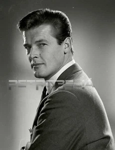 Roger Moore as Simon Templar in the TV series “The Saint” 10 x 8 Photograph - Picture 1 of 1