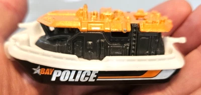 Matchbox 2015 BAY BRIGADE Police Boat arrested water bound criminals 1:64 - Image 1 of 4