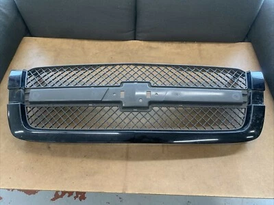 Chevrolet Avalanche 1500 2500 2003-2006 parrilla delantera gris-negro 15182295 OEM Foto 1 de 4