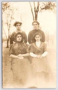 RPPC ungewöhnliches Foto von 4 Damen in Trauer? All Sad ~ Dark Clothing ~ One Tiny Hat - Bild 1 von 2