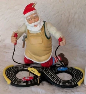 Toymaker Santa con coche hipódromo sello recuerdo adorno de Navidad #8 2007 - Imagen 1 de 6