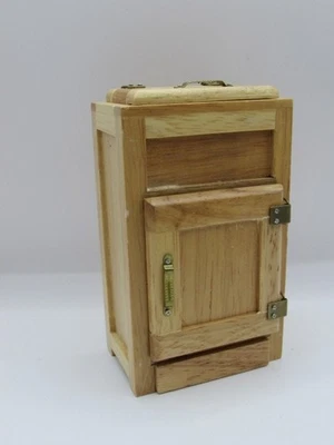 Caja de hielo/refrigerador de cocina de madera en miniatura para casa de muñecas con bandeja de goteo CLA02686 Foto 1 de 4