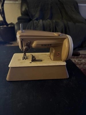Kids 1960s Singer Sewhandy Hand Crank Sewing Machine Great Britain w/free ship - Image 1 of 4