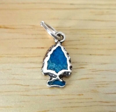 Berloque minúsculo 12x6mm com incrustação de pedra azul ponta de flecha indiana prata esterlina - Imagem 1 de 3