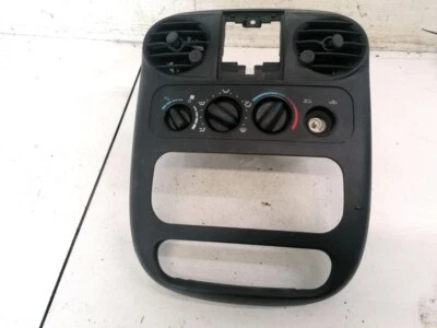 Chrysler PT Cruiser 2005 Climate Control Panel (heater control swi #1667558-12 - Imagem 1 de 4