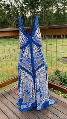 Maxi Vestido Elástico Pañuelo Estampado Azul/Blanco/Negro INC International Concept Foto 1 de 4