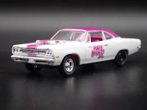1969 Plymouth Strada Corridore 440 6 Confezione Viola Hornies 1:64 Modello Auto - Foto 1 di 7