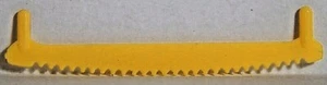 VINTAGE 1950 CRACKER JACK 2-MAN SAW GIALLO STRUMENTO PLASTICA - Foto 1 di 2