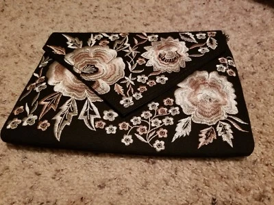 Bolsos clutch informales negros violeta Ray con bordado multicolor y correa de cadena Foto 1 de 4