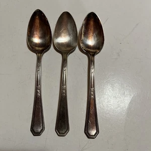 Lotto di 3 cucchiaini da tè Wm Rogers & Sons AA 8” modello MAYFAIR piatto argento - Foto 1 di 5