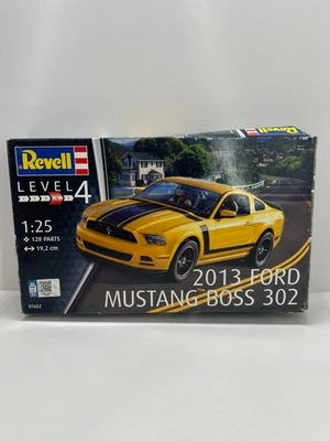 REVELL 2013 FORD MUSTANG BOSS 302 1:25 MODEL KIT DAMAGED BOX - Image 1 of 4