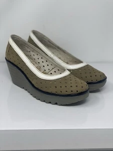 Fly London Gr. 39 / 8,5 beige weißer Besatz Leder perforiertes Design Keilabsatz Schuh - Bild 1 von 8