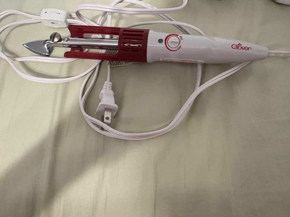 Mini plancha marca Clover usada ideal para proyectos de artesanía y costura  Foto 1 de 1