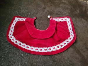 Bambola vintage anni 80 8” Madame Alexander bordeaux velluto cappuccio con bordo in pizzo - Foto 1 di 2