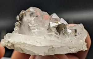Natürlicher Brookit inklusive Quarz Cluster - Bild 1 von 8