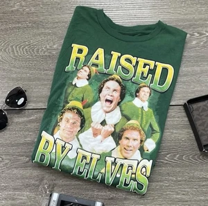 Buddy The Elf Shirt in Herren T-Shirts "Raised By Elves" Gr. Medium Neu mit Etikett NEU - Bild 1 von 2