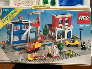 LEGO Set 6390 LEGOLAND TOWN SYSTEM Calle Principal Con Caja y Manual De Colección - Imagen 1 de 24