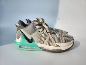 Scarpe Nike LeBron uomo 8,5 Witness 7 tempo libero sport basket streetwear - Foto 1 di 8