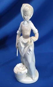 FIGURINA LLADRO NAO WASHING DAY GIRL #186 - Foto 1 di 7