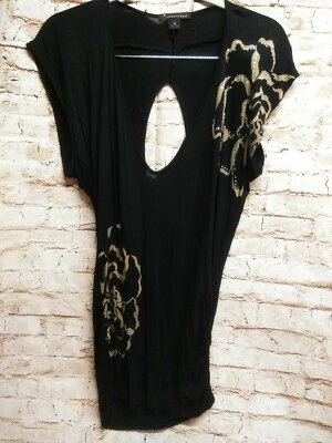 Top ajustado Twentyone para mujer color rojo agujero lateral trasero adornado flor brillante... Foto 1 de 4