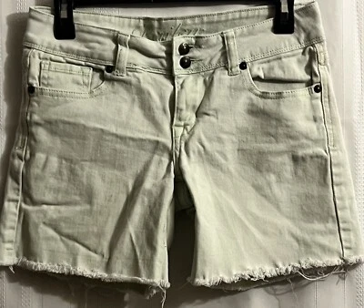 Pantalones cortos Delias para mujer Bailey talla 3/4 color verde menta, dobladillo crudo, bordado Foto 1 de 4