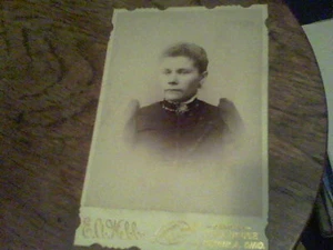 Schwarzweiß Foto aus Ashtabula Gebiet Frau 1890er Jahre ? E.A. Webb - Bild 1 von 2