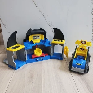 Fisher Price Little People Batman Batcave Spielset mit Batmobil blau gelb - Bild 1 von 9