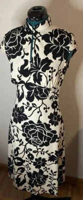 Vestido Charlotte Russe Blanco y Negro Floral Manga Corta Cerradura, Corbata Talla Grande Foto 1 de 4