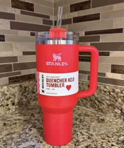 Stanley Valentinstag Herz 40 Unzen Target exklusiver roter Becher in der Hand! - Bild 1 von 1