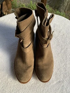 Kate Spade BRASILIEN Stiefeletten 8M Sabina Wildleder niedriger Absatz flach goldene Schnalle Logo - Bild 1 von 6