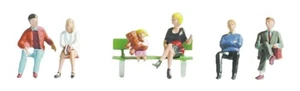 6 FIGURINES + BANC - Personnes assises sur un banc public vert - 1/87 HO SAI 333 - Imagen 1 de 1