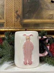 Taza de café Rae Dunn A CHRISTMAS STORY Traje de conejito rosa Brutalista Taza de chocolate - Imagen 1 de 4