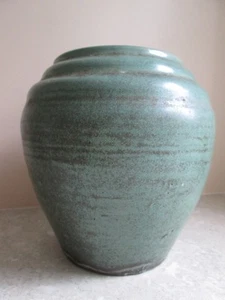 VINTAGE STUDIO / ART POTTERY LARGE GREEN VASE - SIGNED 'SQUIRE' C.1930's - Picture 1 of 5