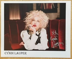 CYNDI LAUPER, 100 % AUTHENTISCHES HANDSIGNIERTES 8" x 10" FOTO, LEGENDÄRER MUSIKER! - Bild 1 von 1