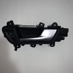 Manija de puerta interior trasera derecha negra Audi B8 S4 2008-2012 con interruptor OEM - Imagen 1 de 3