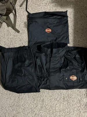 Traje de lluvia Harley Davidson talla mediana y par de guantes de cuero Harley Davidson Foto 1 de 4
