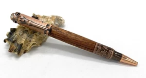 Bolígrafo de madera, de madera noble de caoba, torneado a mano. Motivos piratas. - Imagen 1 de 5