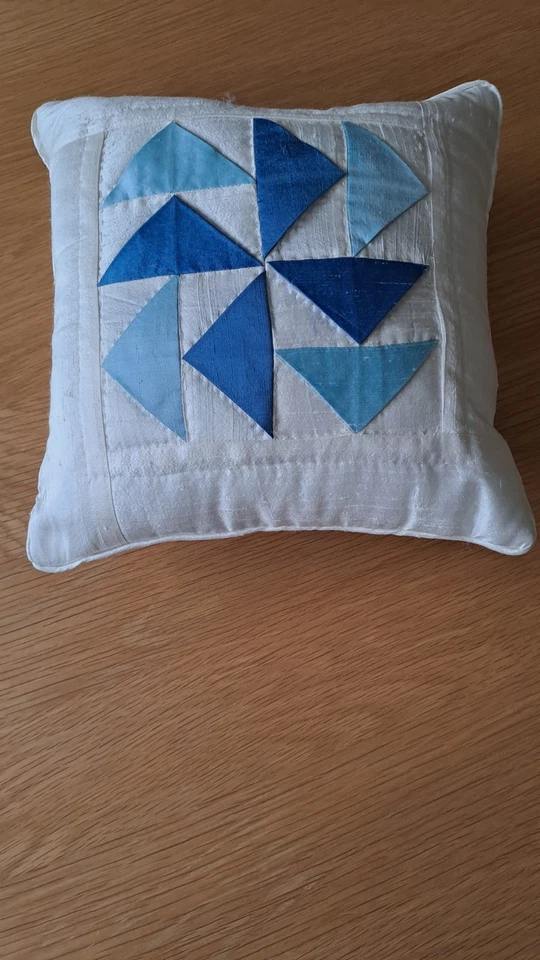 Cojín de seda pequeño hecho a mano con patchwork acolchado a mano con almohadilla Foto 1 de 3