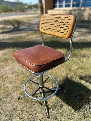 Silla giratoria antigua - respaldo tormod, asiento de cuero Foto 1 de 4