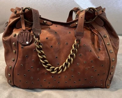 Bolso de Hombro Stuart Weitzman Grande Cuero Marrón Remache Tachonado Correa de Cadena Usado en Excelente Condición Foto 1 de 4