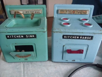 Eletrodomésticos de cozinha vintage de metal estanho para casa de bonecas da década de 1950 conjunto de 2/caixa SInk & Range - Imagem 1 de 4